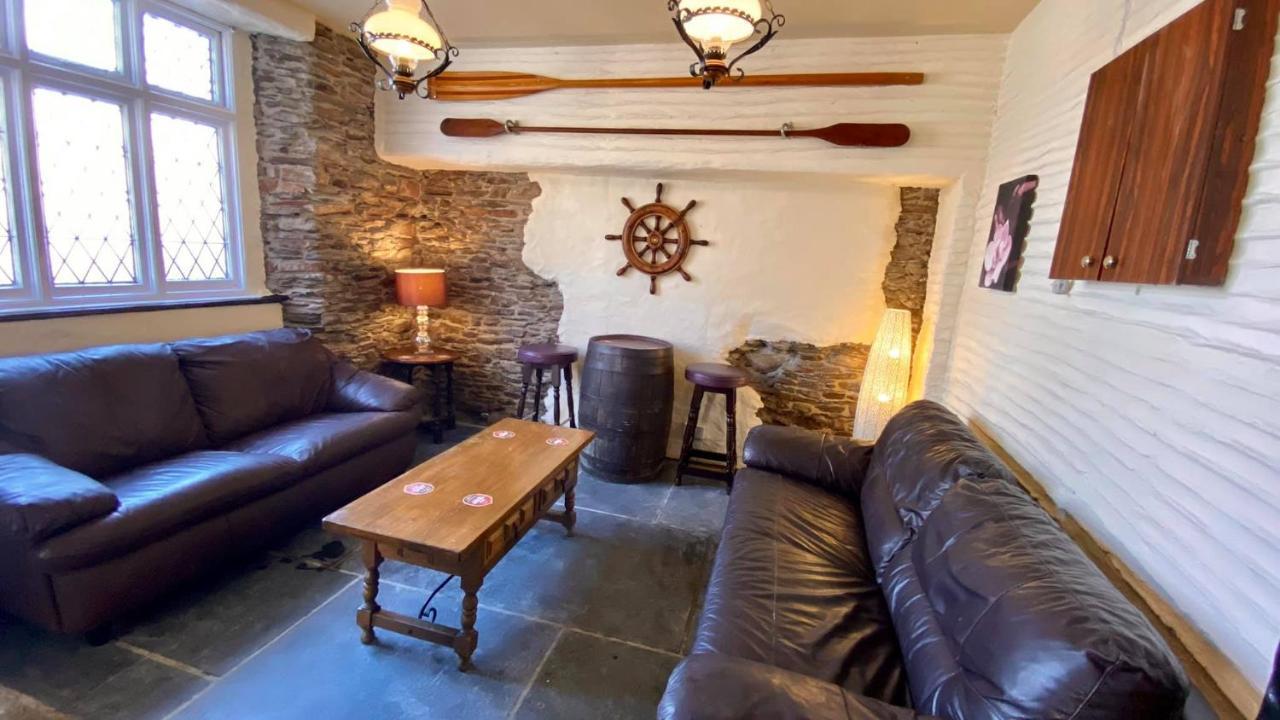 Jolly Sailor Inn Looe Bagian luar foto