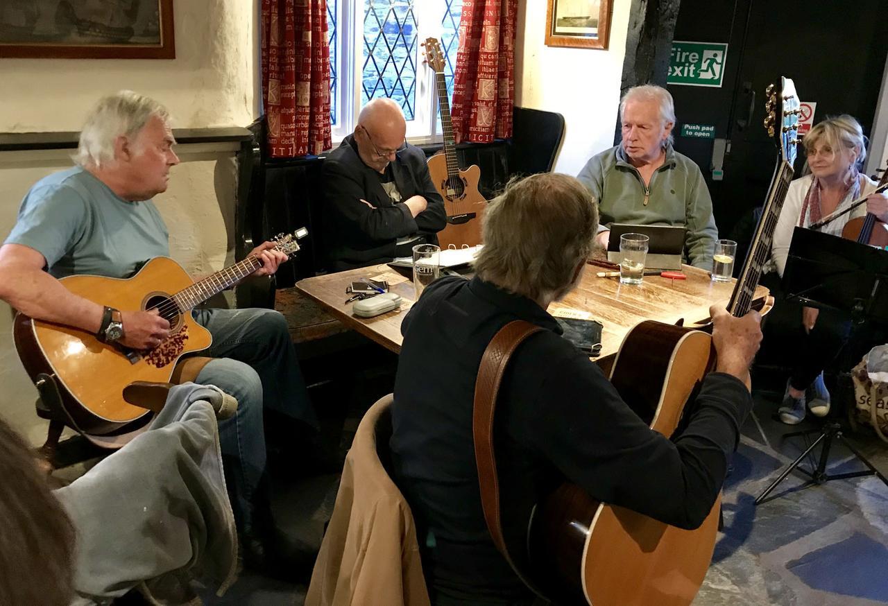 Jolly Sailor Inn Looe Bagian luar foto